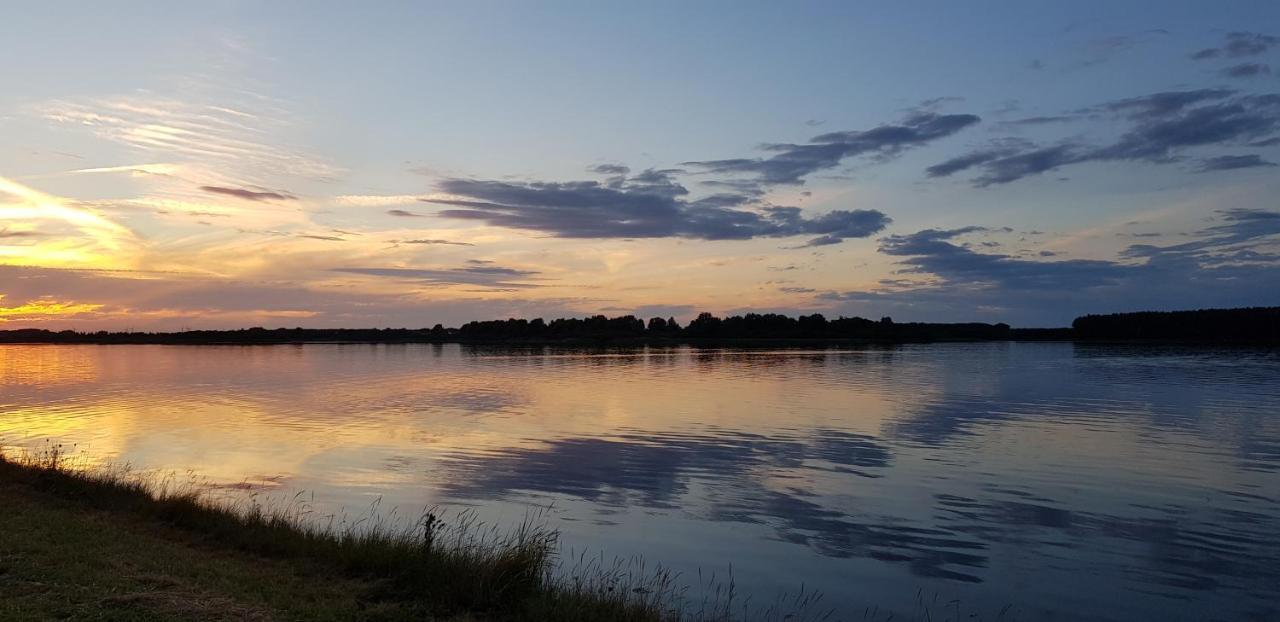 Slapen Aan De Voet Van De Molen Ovezande Buitenkant foto